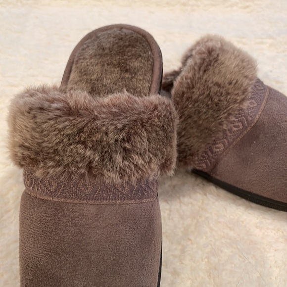 Isotoner Slippers Faux Fur Slip On Slippers Size 7.5-8 - Picture 8 of 9
